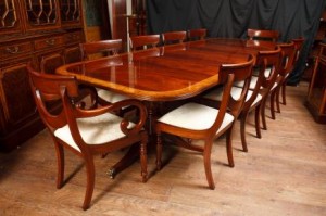 Acajou Regency Dining Set pied Table et chaises Swag assortis 