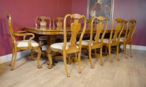 Anglais George III Noyer Table à manger et 10 chaises Queen Anne 