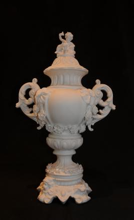 2 pi Sèvres Bisque Vase en porcelaine Chérubin Centrepiece