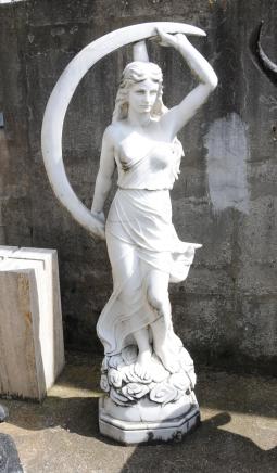Grand marbre italien sculpté Maiden romaine Luna