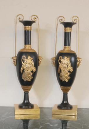 Paire Empire classique marbre Urnes Ormolu Maiden Amphora Vase