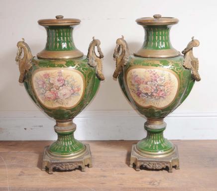 Paire Grand allemand de Dresde porcelaine Floral Urnes Vases