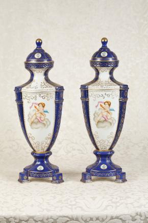 Paire Meissen allemand porcelaine Chérubin Vases Urnes