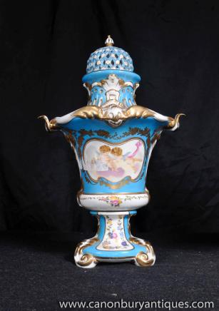 Paire allemande porcelaine de Meissen Cherub Urnes Pot Pourri Vases