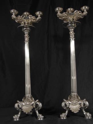 Paire anglais Silverplate dorique colonne candélabres d'argent