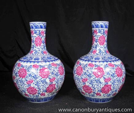 Paire chinois Famille Rose Porcelaine Urnes Vases formulaire balustre