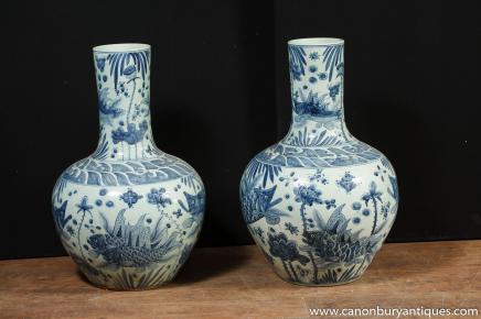 Paire chinois Kangxi Bleu Blanc Porcelaine Urnes bulbeuses Vases