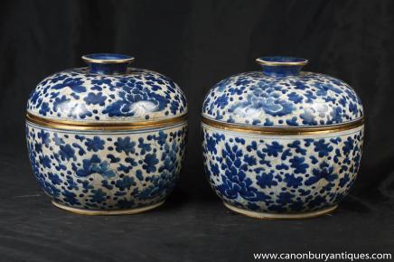 Paire chinois Kangxi bleu et blanc en porcelaine à couvercle Urnes Pots