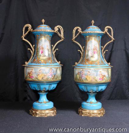 Paire de porcelaine de Sèvres balustres Urnes Vases Ormolu Équipement