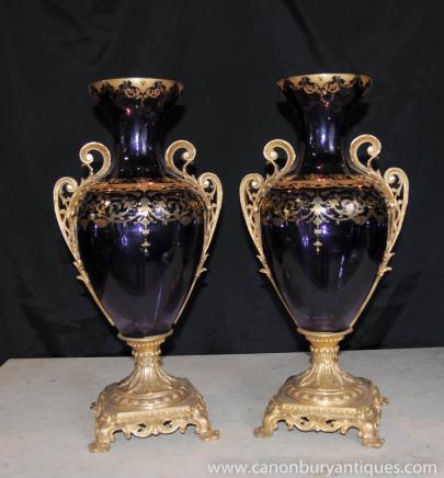 Paire de verre français Empire Vases Urnes Peint à la main Feuille d'or Arabesques
