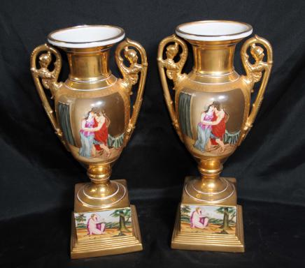 Paire d'or Dresde allemand Porcelaine romain Urnes Vases