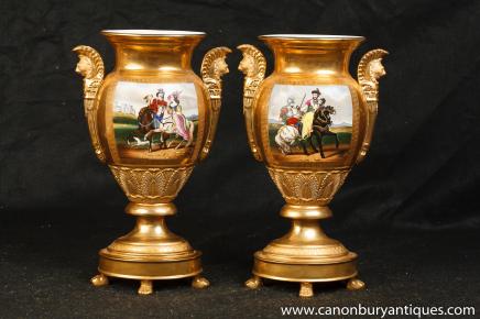 Paire français de porcelaine de Sèvres or Vases Urnes classique militaire