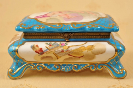 Sèvres Porcelaine française Chérubin Bijoux Box Case