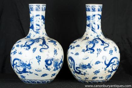Paire chinoise Ming Porcleain Bleu et Blanc Medallion Vases Urnes Dragons