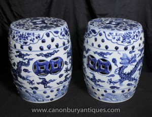 Paire chinoise Ming porcelaine bleue et blanche sur le jardin Sièges Tabourets Urnes