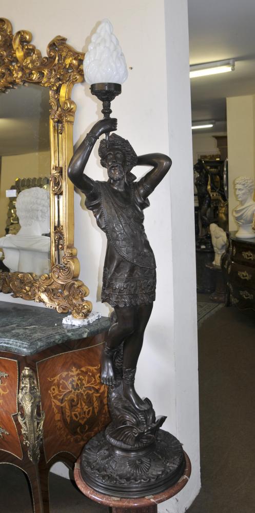 Grand italienne Bronze Classique Homme Lumière Statue Torchere Lumière