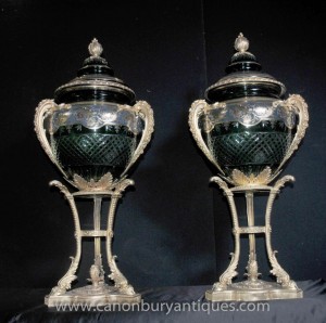 Paire Empire français Grand Cut Glass Urnes Vases Ormolu Stands