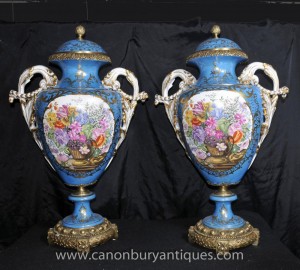 Paire Grand Sèvres Floral porcelaine Amphora Urnes