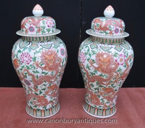 Paire Grand chinois Ming en porcelaine à couvercle Vases Ginger Urnes Jars
