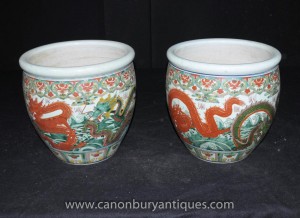 Paire chinoise Ming en porcelaine dragon Planters Pots Urnes