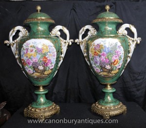 Paire français Sèvres floraux Vases Urnes Ormolu Calendrier formulaire Amphora