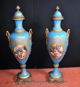 Paire grandes porcelaine de Sèvres Amphora Vases Urnes Ormolu Mounts