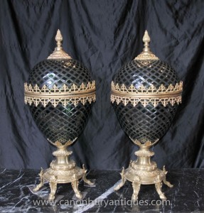 Paire Empire français Vert Cut Glass Egg Vases Lidded Urnes