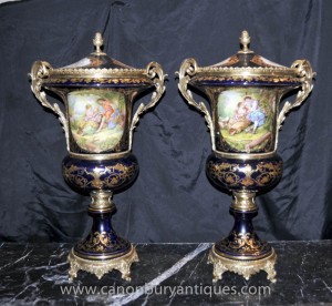 Paire Grand français porcelaine de Sèvres à couvercle Urnes Vases