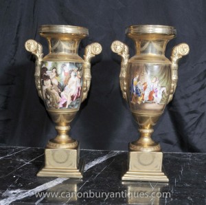 Paire allemande de Dresde porcelaine romains Toga Urnes Vases classique Amphora