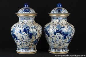 Paire bleu et blanc porcelaine chinoise Ming Lidden Urnes Vases JarsPaire bleu et blanc porcelaine chinoise Ming Lidden Urnes Vases Jars