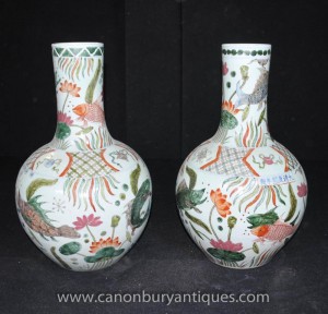 Paire chinoise Ming en porcelaine Vases balustre Urnes main Goldfish Peints