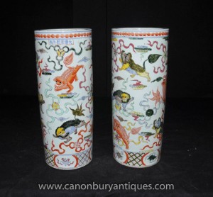 Paire chinoise Ming en porcelaine peinte Urnes parapluies Vases main