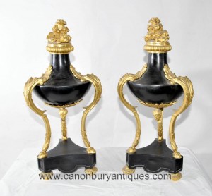 Paire française Empire Antique Marbre Urnes Ormolu Stands