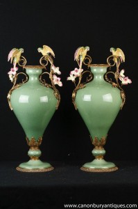 Paire française Parrot Urnes Porcelaine Vases Amphora