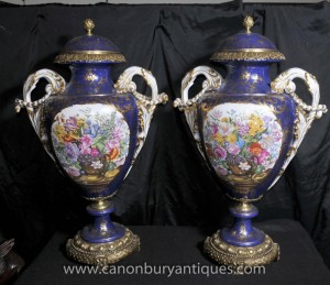 Paire française Sèvres Floral porcelaine Amphora Urnes