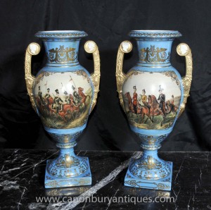 Paire française Sèvres Vases en porcelaine militaires Amphora Urnes