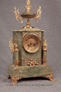 Empire français Antique Pendule en marbre Ormolu Temps
