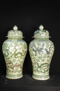 Paire Big Dragon chinois Porcelaine Temple Jars Qianlong Ming Urnes de poterie