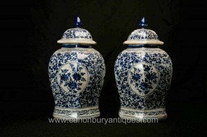 Paire Bleu et Blanc Porcelaine chinoise Ming à couvercle Urnes Vases Jars