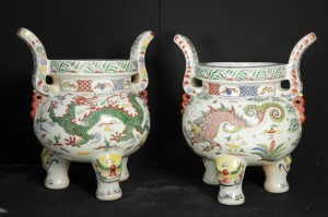 Paire chinois Kangxi Porcelaine Planters dragon Temple Urnes