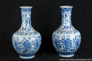 Paire Bleu et Blanc chinoise Ming en porcelaine Urnes dragon