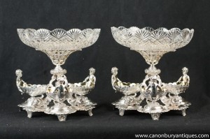 Paire Matthew Boulton Silver Plate Chérubin surtouts de table en verre plat Centrepiece