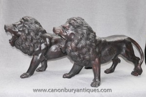 Paire Anglais Bronze Lion Statues portiers Manière de Landseer