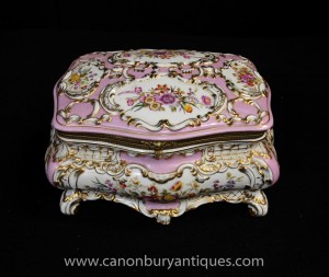Poterie porcelaine de Sèvres Bijoux cercueil Box Caisse florale