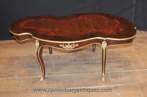 Tables français Louis XV rococo Table basse en forme