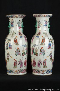 Paire chinois Canton en porcelaine peints Figurines Urnes