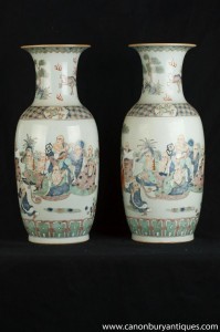 Vases en porcelaine peinte paire chinoise Famille Vert main