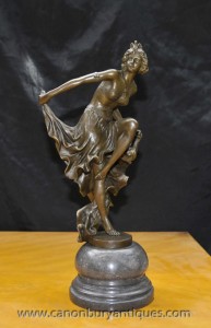 Français Aileron d'art déco Dancer Statue signé un Gory Egyptican Gori