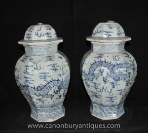 Paire Ming porcelaine bleue et blanche Temple Pots Vases en céramique chinoise Urnes