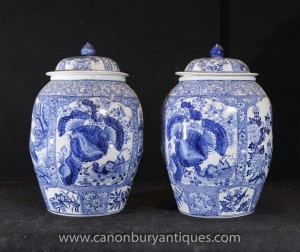 Paire chinoise Ming porcelaine bleue et blanche Temple Jars Lidded Urnes